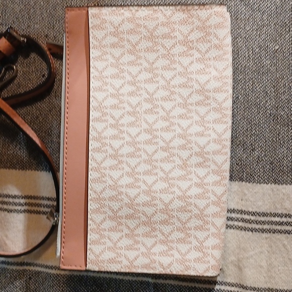 Micheal Kors Monogram Pink Crossbody Bag - Picture 3 of 6